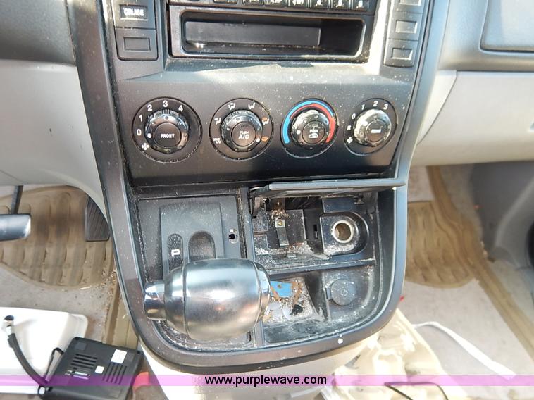 image for item I5451 2005 Kia Sedona LX van