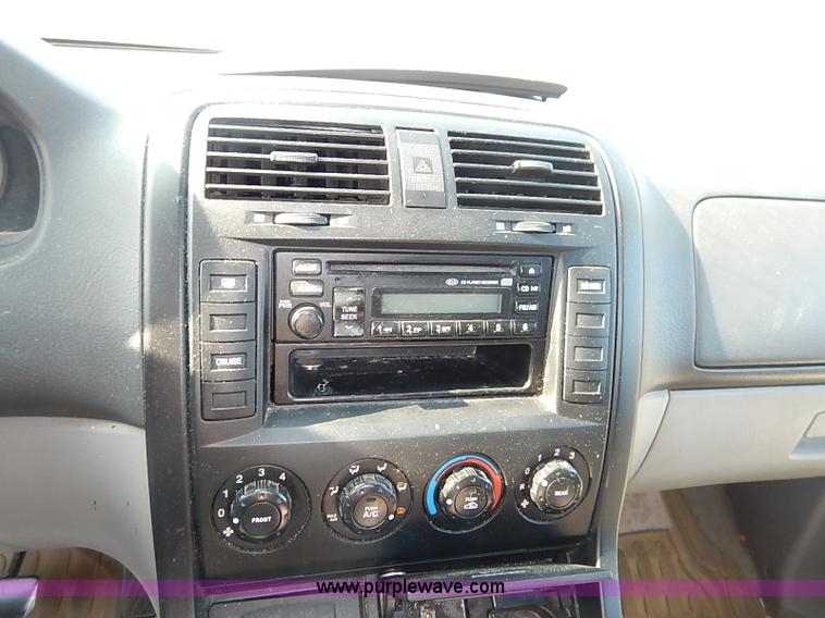 image for item I5451 2005 Kia Sedona LX van