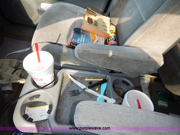 image for item I5451 2005 Kia Sedona LX van