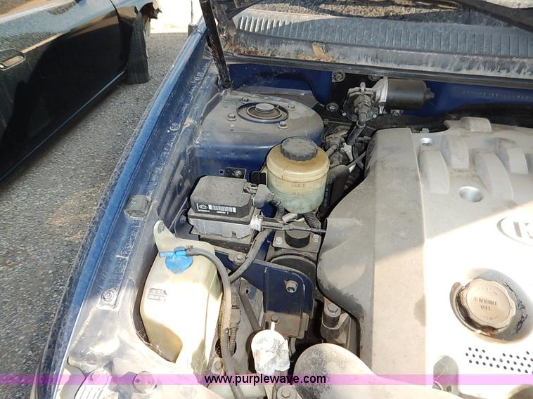 image for item I5451 2005 Kia Sedona LX van