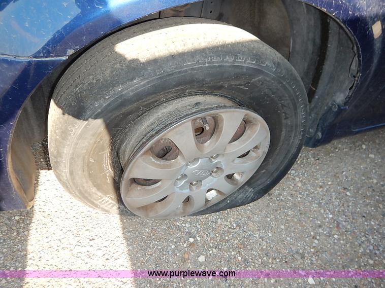 image for item I5451 2005 Kia Sedona LX van