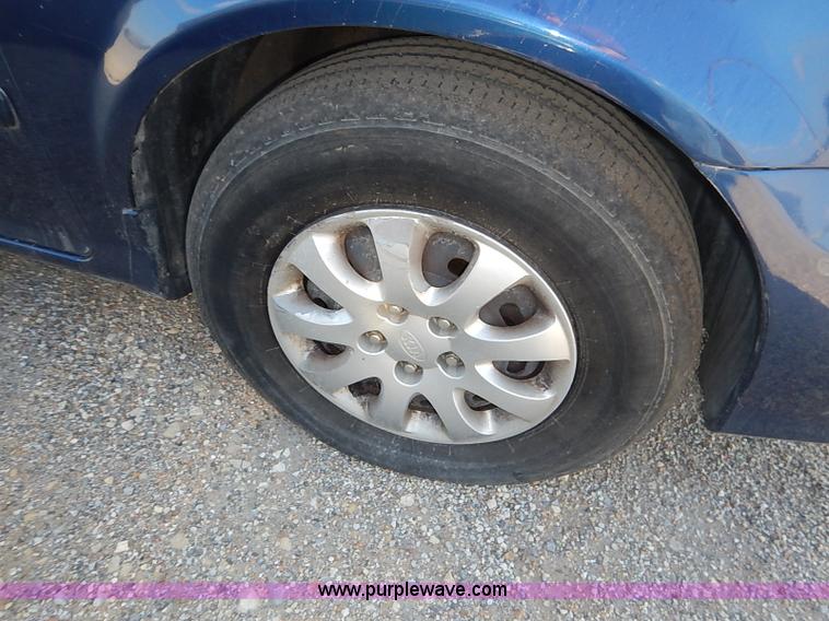 image for item I5451 2005 Kia Sedona LX van