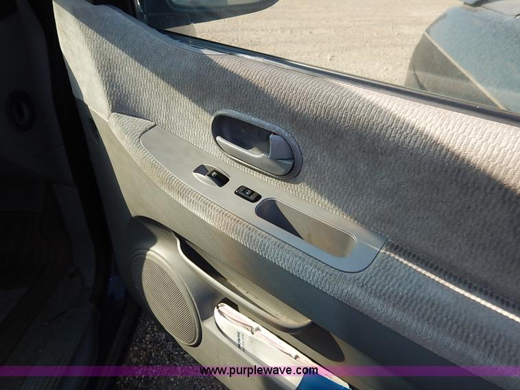 image for item I5451 2005 Kia Sedona LX van