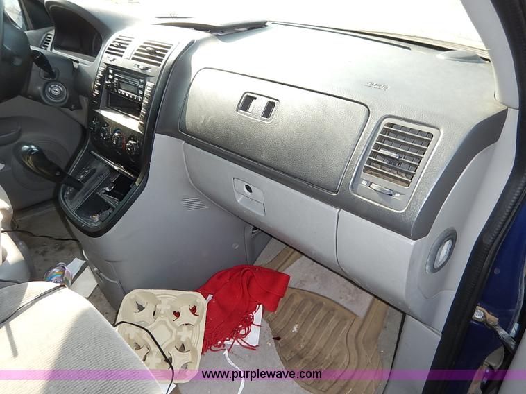 image for item I5451 2005 Kia Sedona LX van