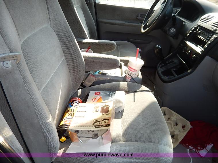 image for item I5451 2005 Kia Sedona LX van