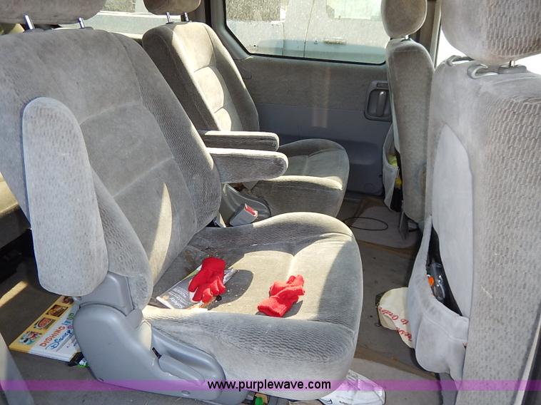 image for item I5451 2005 Kia Sedona LX van