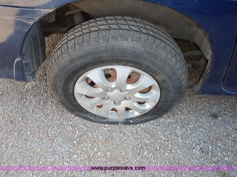 image for item I5451 2005 Kia Sedona LX van