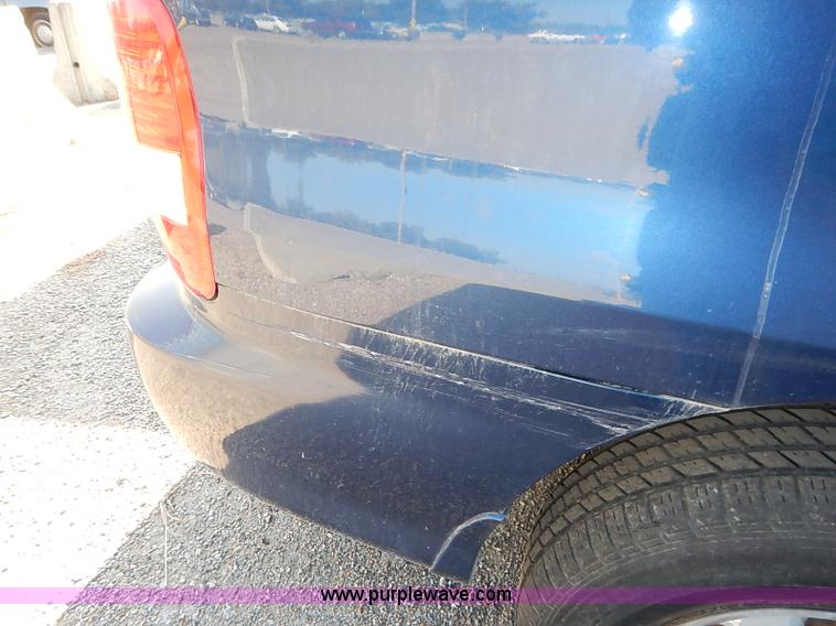 image for item I5451 2005 Kia Sedona LX van