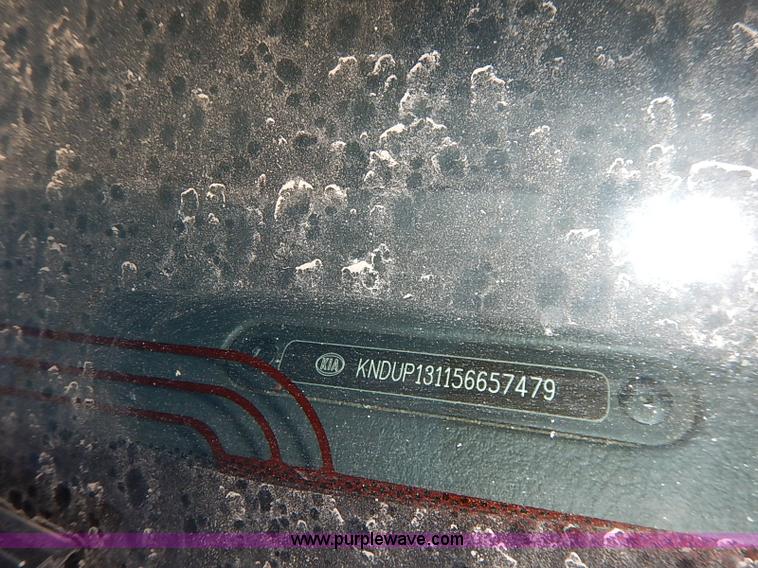 image for item I5451 2005 Kia Sedona LX van