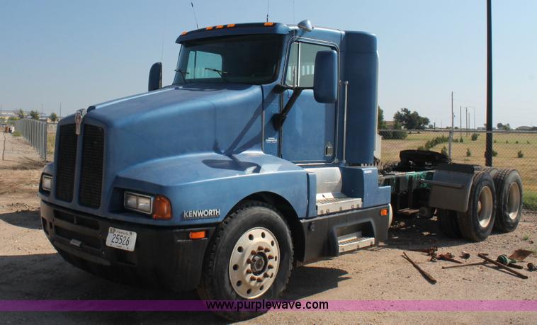 image for item AJ9312 1991 Kenworth T600 semi truck