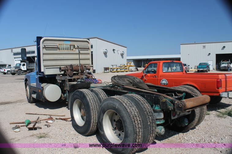 image for item AJ9312 1991 Kenworth T600 semi truck