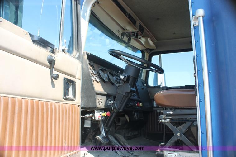 image for item AJ9312 1991 Kenworth T600 semi truck