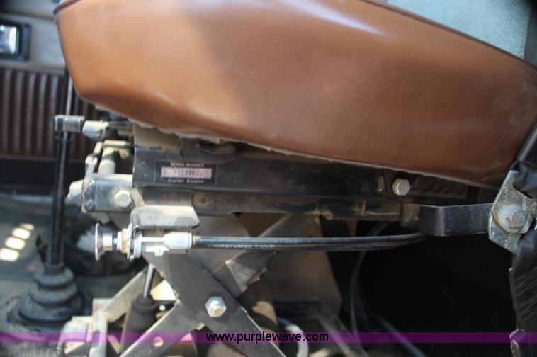 image for item AJ9312 1991 Kenworth T600 semi truck