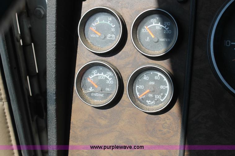 image for item AJ9312 1991 Kenworth T600 semi truck