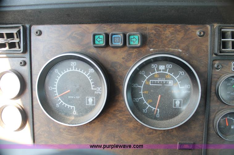 image for item AJ9312 1991 Kenworth T600 semi truck