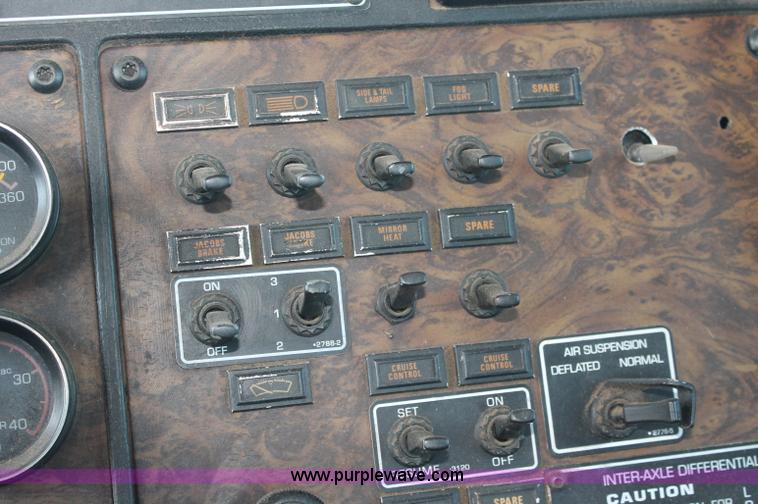 image for item AJ9312 1991 Kenworth T600 semi truck