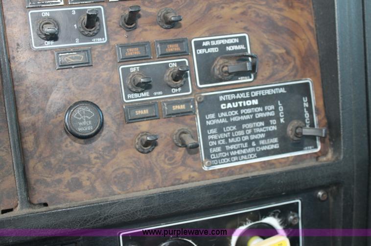 image for item AJ9312 1991 Kenworth T600 semi truck