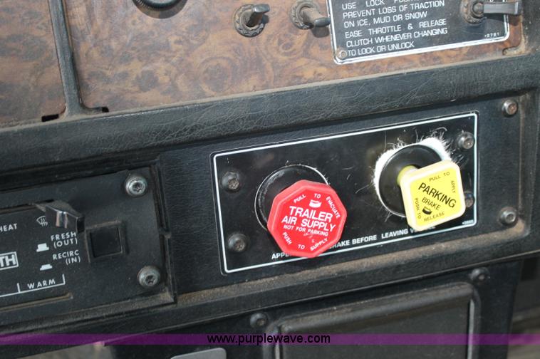 image for item AJ9312 1991 Kenworth T600 semi truck