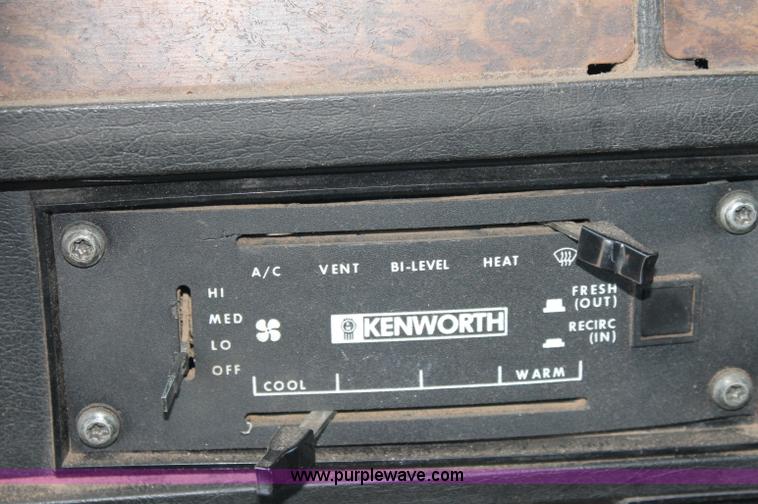 image for item AJ9312 1991 Kenworth T600 semi truck