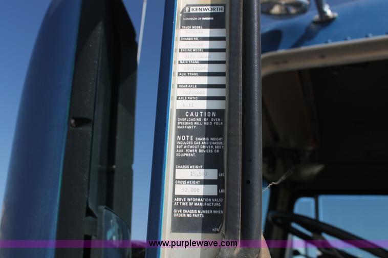 image for item AJ9312 1991 Kenworth T600 semi truck