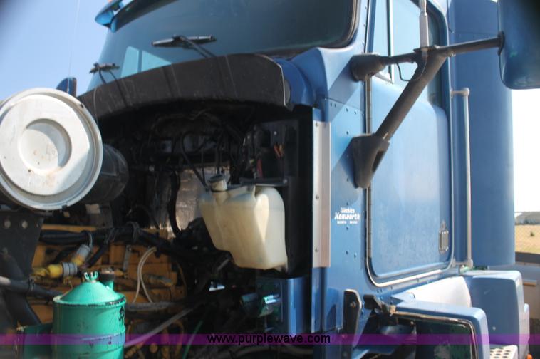 image for item AJ9312 1991 Kenworth T600 semi truck