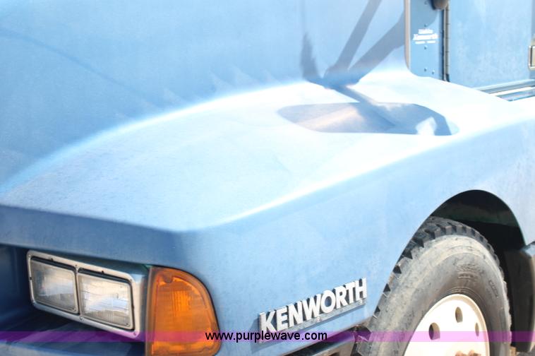 image for item AJ9312 1991 Kenworth T600 semi truck