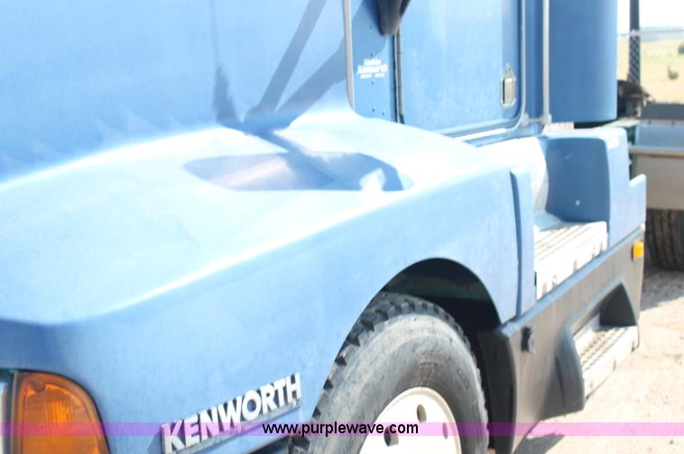 image for item AJ9312 1991 Kenworth T600 semi truck