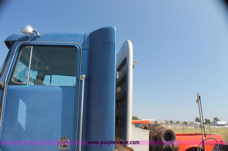 image for item AJ9312 1991 Kenworth T600 semi truck