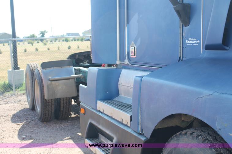 image for item AJ9312 1991 Kenworth T600 semi truck