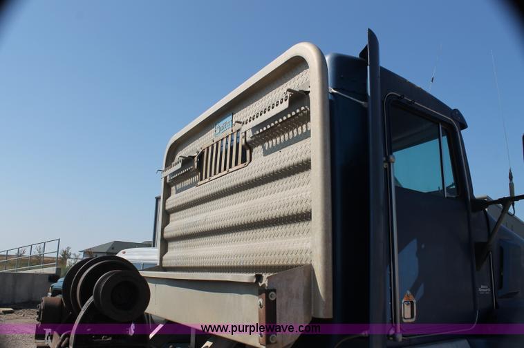 image for item AJ9312 1991 Kenworth T600 semi truck