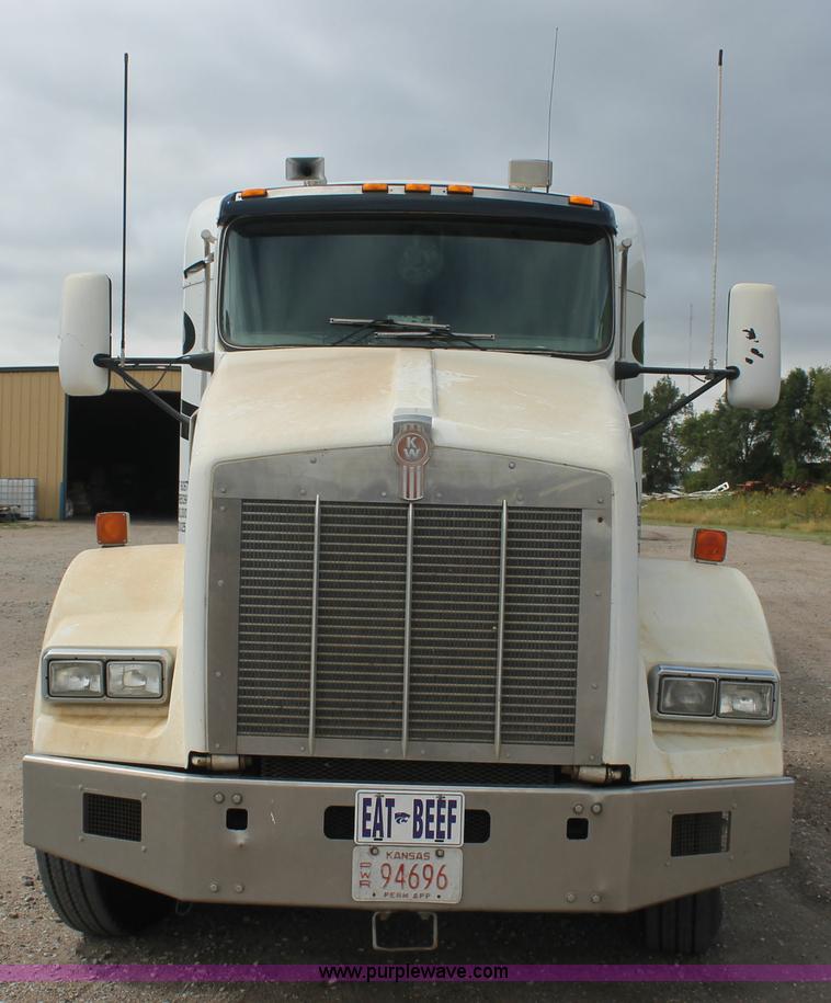 image for item AJ9345 2000 Kenworth T800 semi truck