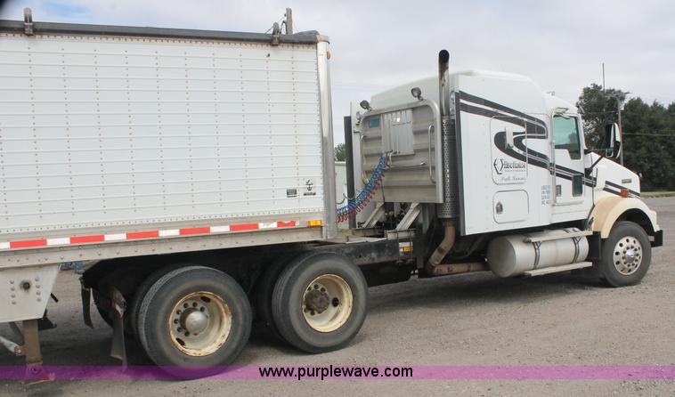 image for item AJ9345 2000 Kenworth T800 semi truck