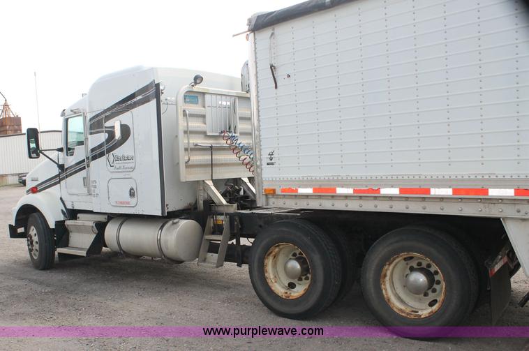 image for item AJ9345 2000 Kenworth T800 semi truck