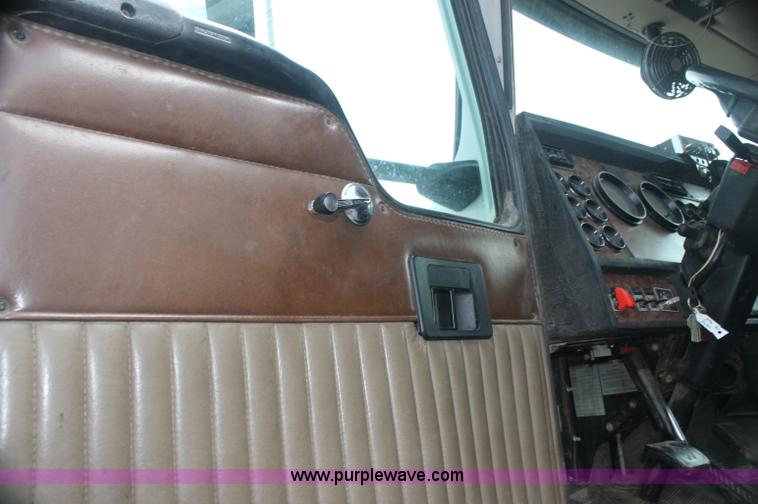 image for item AJ9345 2000 Kenworth T800 semi truck