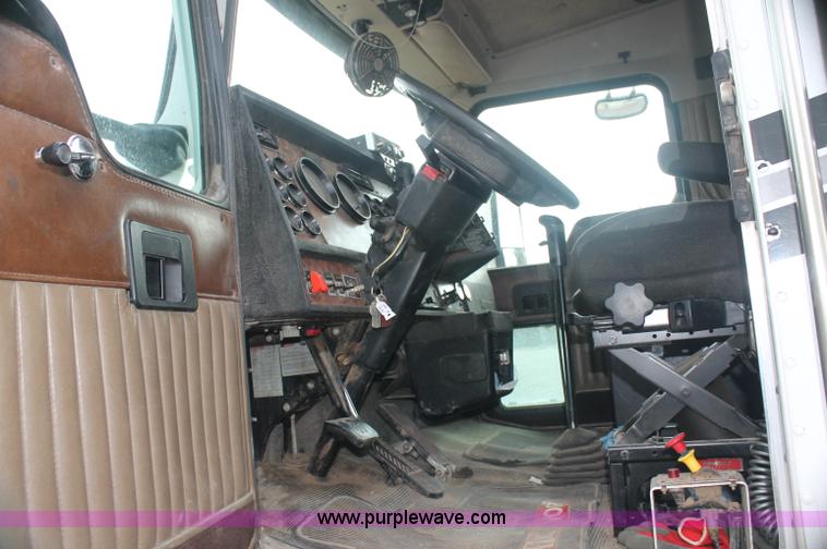 image for item AJ9345 2000 Kenworth T800 semi truck