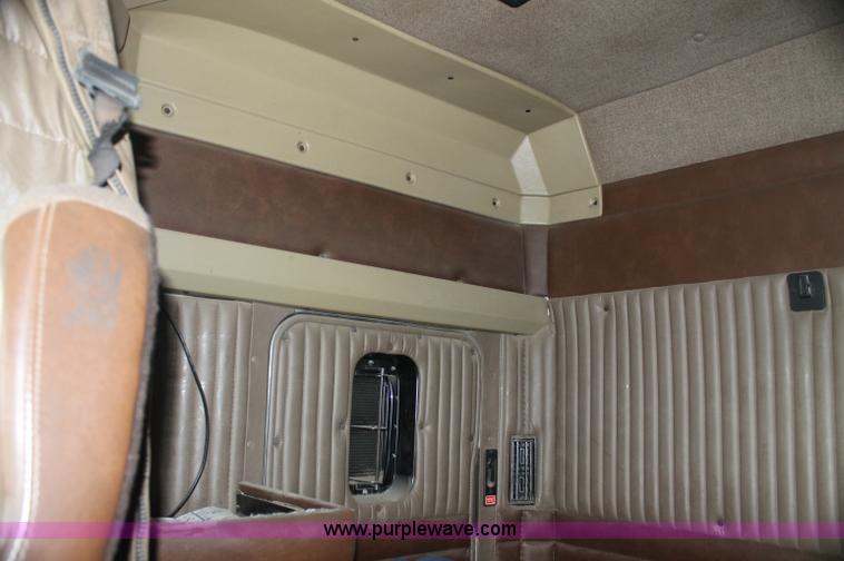 image for item AJ9345 2000 Kenworth T800 semi truck