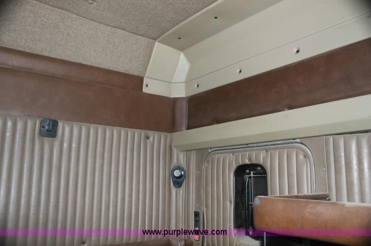 image for item AJ9345 2000 Kenworth T800 semi truck