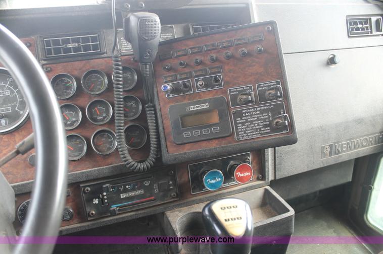 image for item AJ9345 2000 Kenworth T800 semi truck