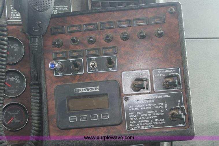 image for item AJ9345 2000 Kenworth T800 semi truck