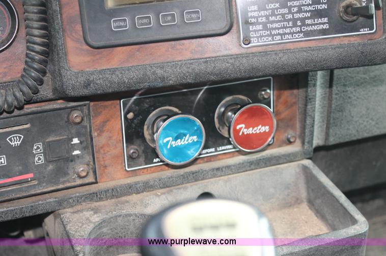 image for item AJ9345 2000 Kenworth T800 semi truck