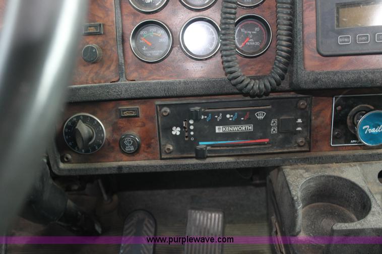 image for item AJ9345 2000 Kenworth T800 semi truck