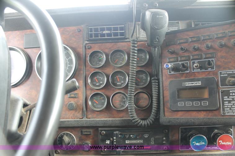 image for item AJ9345 2000 Kenworth T800 semi truck