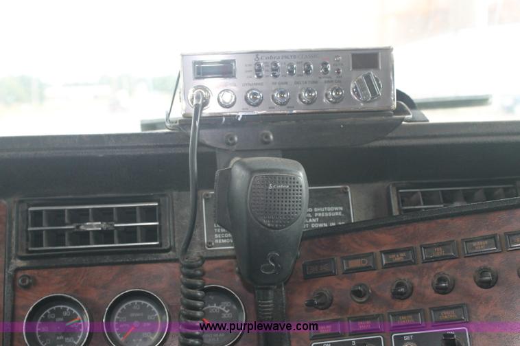 image for item AJ9345 2000 Kenworth T800 semi truck