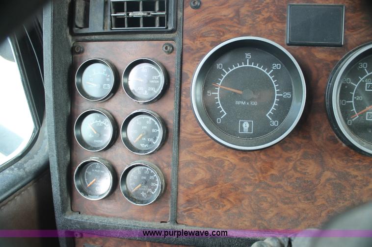 image for item AJ9345 2000 Kenworth T800 semi truck