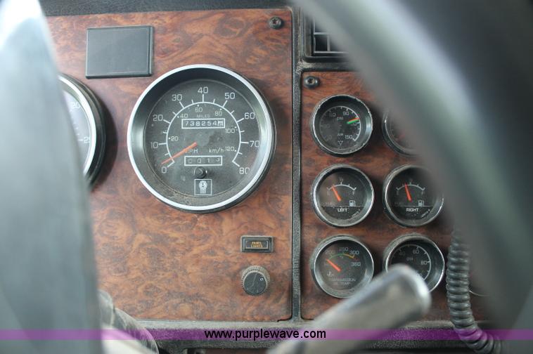 image for item AJ9345 2000 Kenworth T800 semi truck