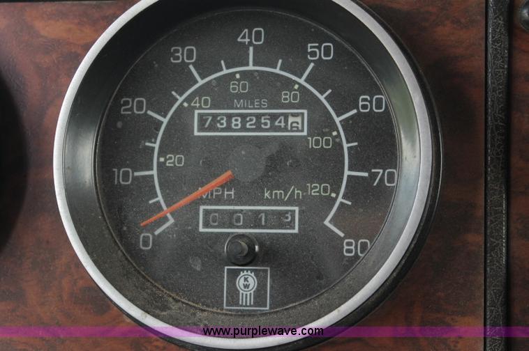 image for item AJ9345 2000 Kenworth T800 semi truck