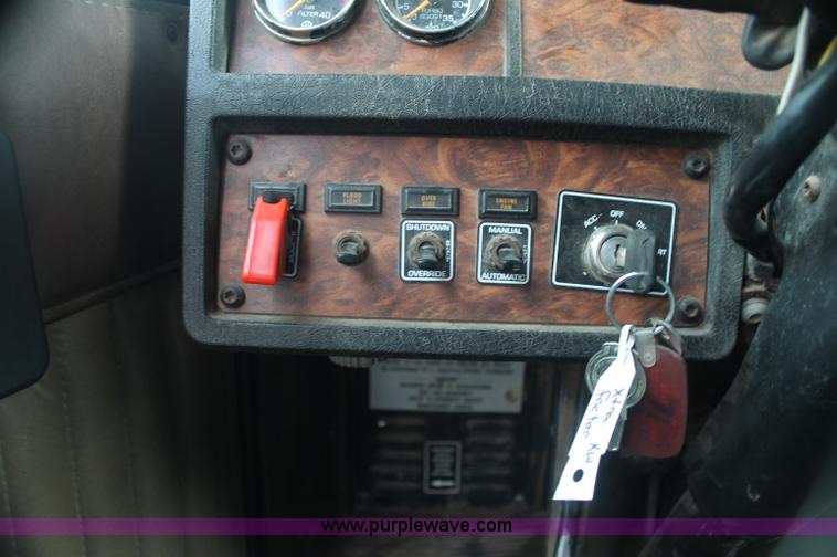 image for item AJ9345 2000 Kenworth T800 semi truck