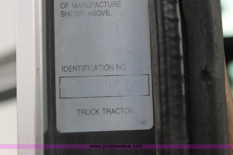 image for item AJ9345 2000 Kenworth T800 semi truck