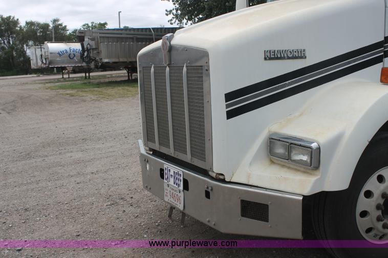 image for item AJ9345 2000 Kenworth T800 semi truck