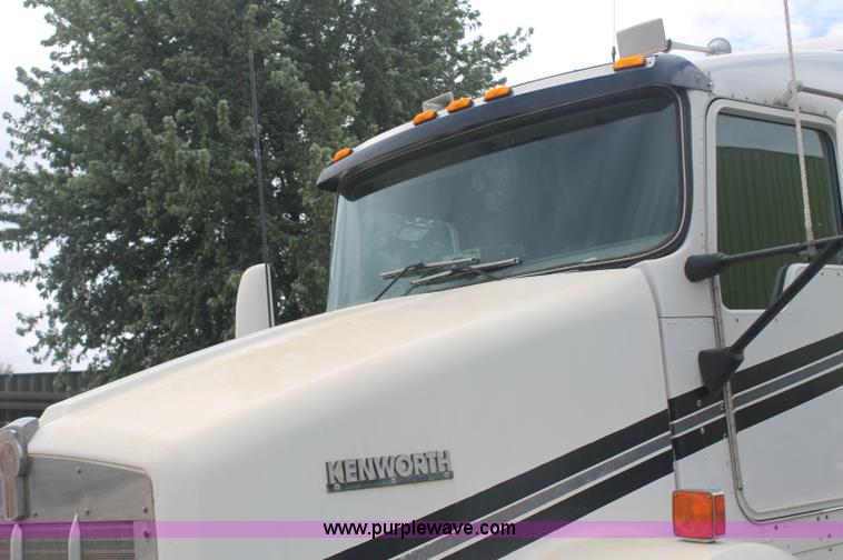 image for item AJ9345 2000 Kenworth T800 semi truck
